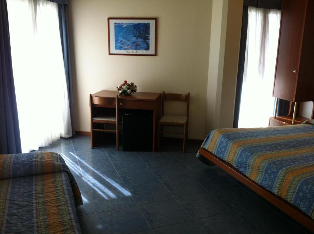 Hotel Gabbiano Porto San Giorgio Rum bild