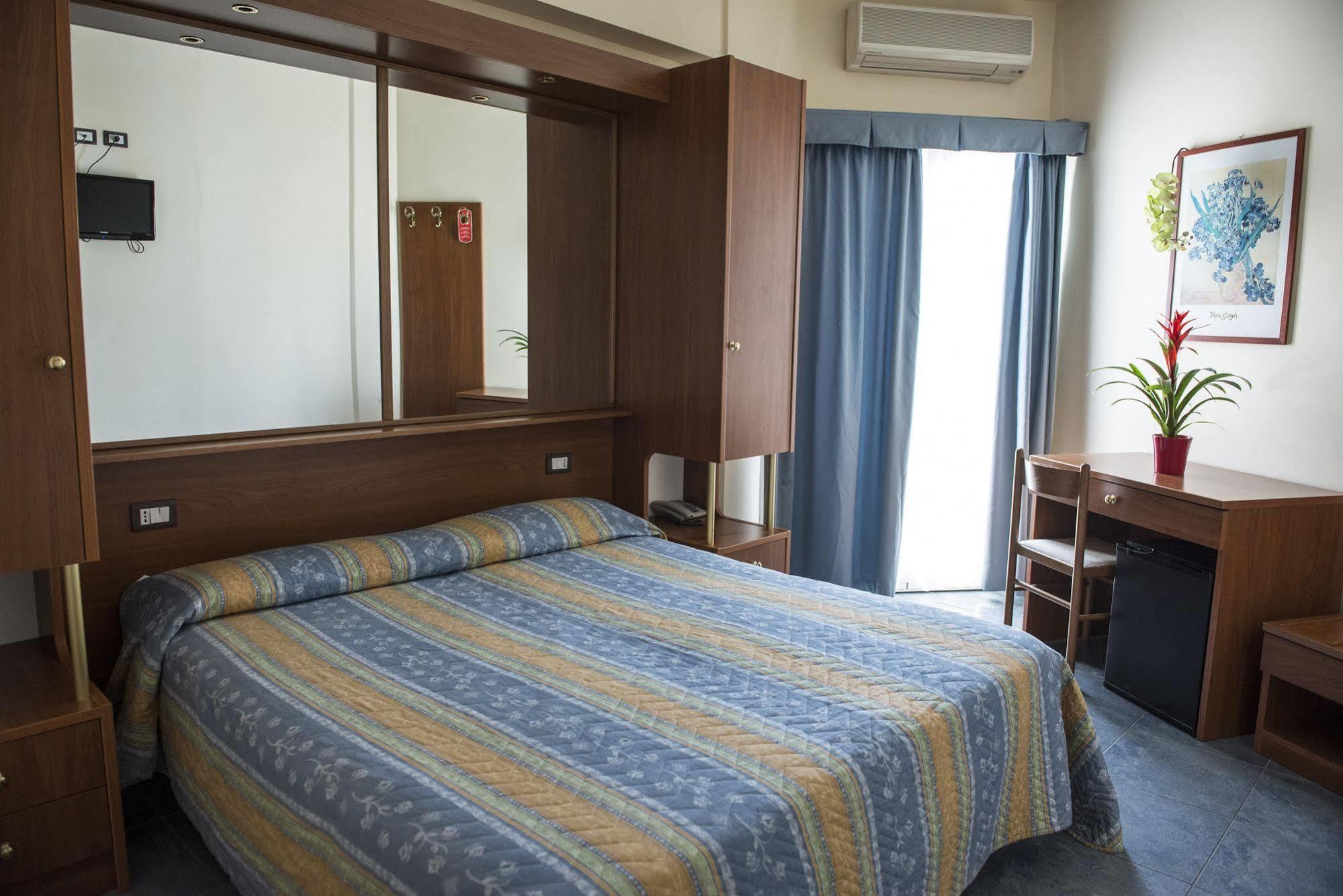 Hotel Gabbiano Porto San Giorgio Exteriör bild