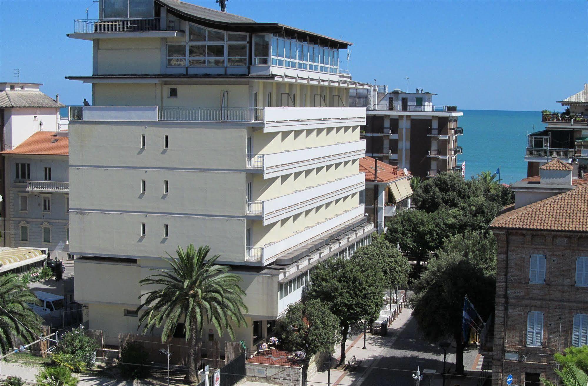 Hotel Gabbiano Porto San Giorgio Exteriör bild